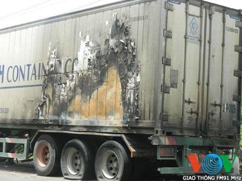 Xe container bốc cháy